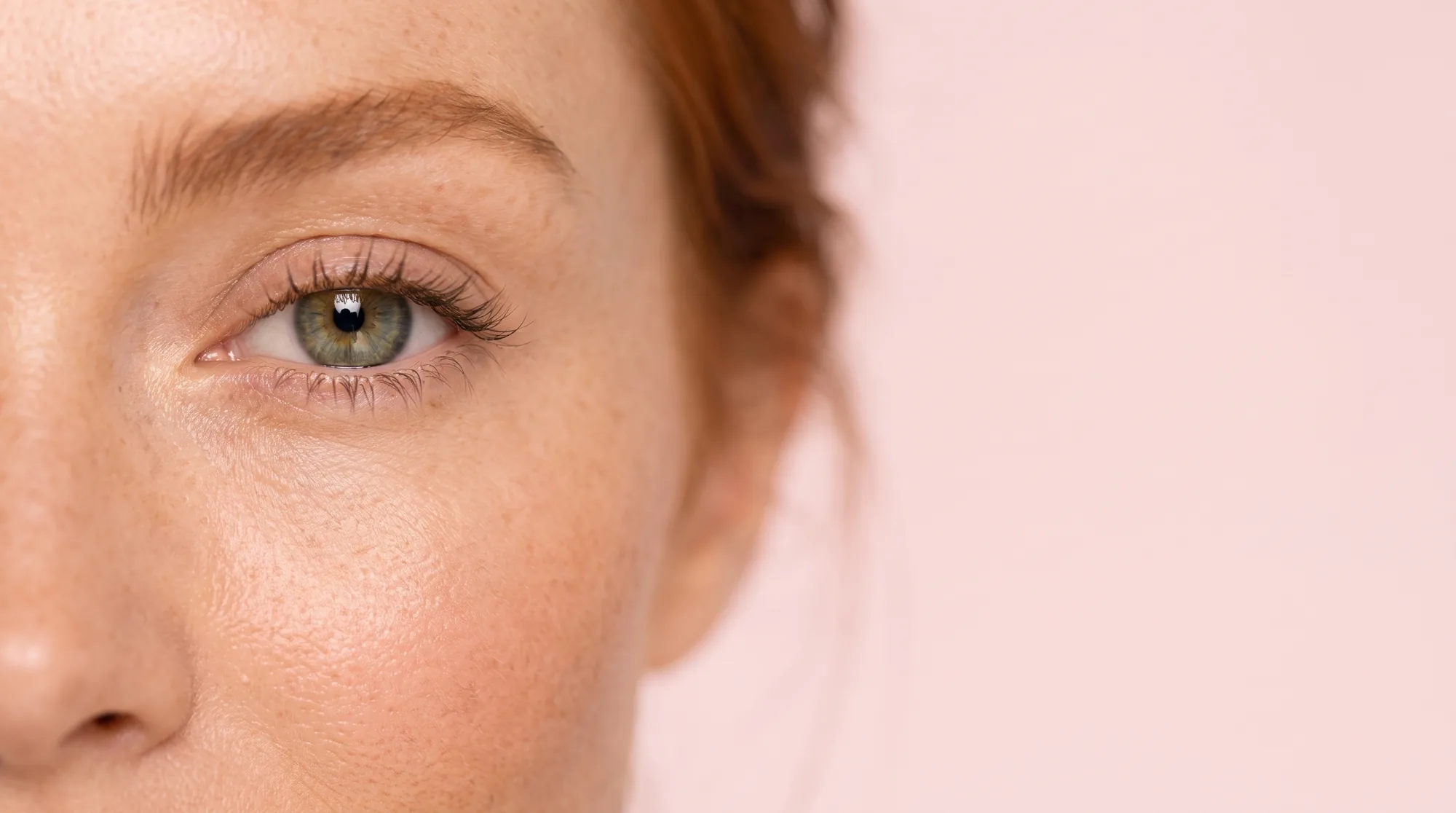 Zona bajo el ojo más luminosa y de tono uniforme · Contorno de Ojos Kalipè